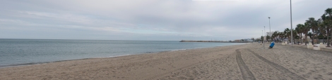 Vista de los espigones del Puerto desde la playa de La Romanilla
